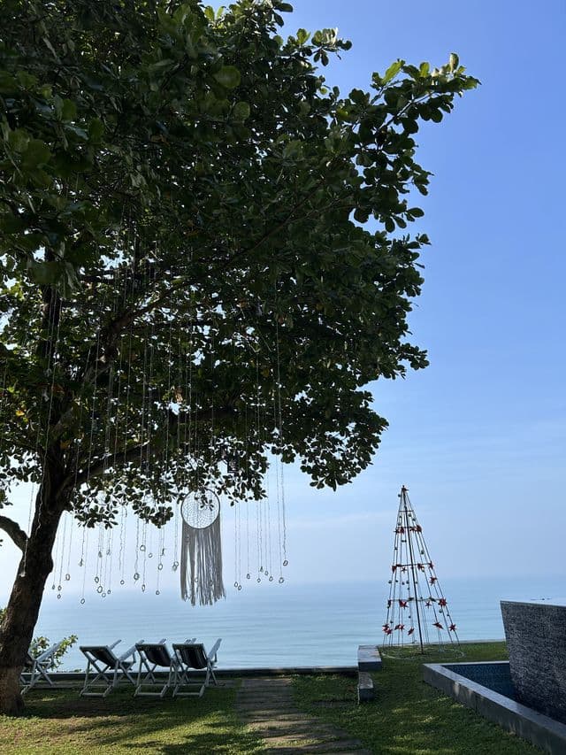 Sea-view mornings, no standups